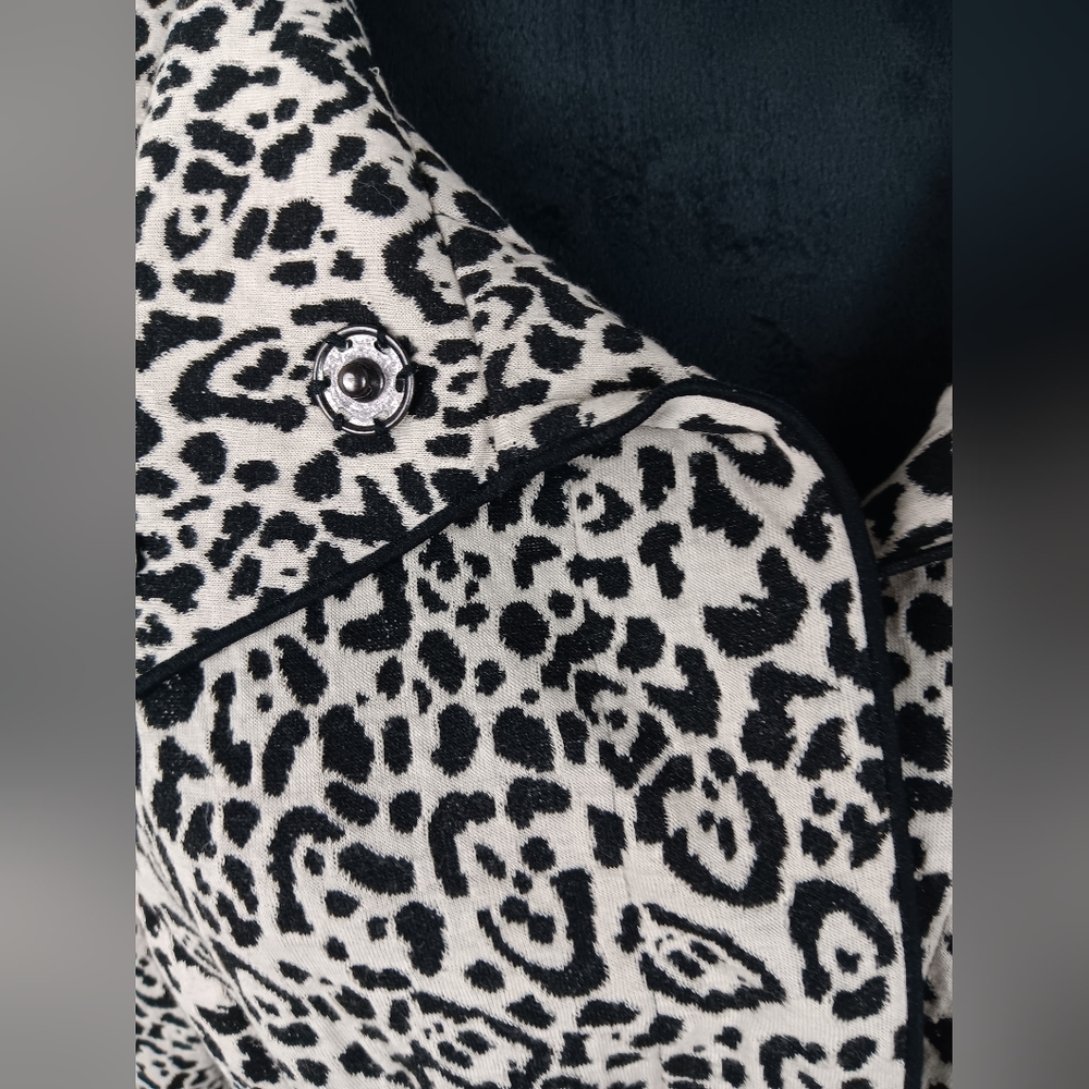 Leopard print, snap and tie closure jacket - Picture 2 of 6
